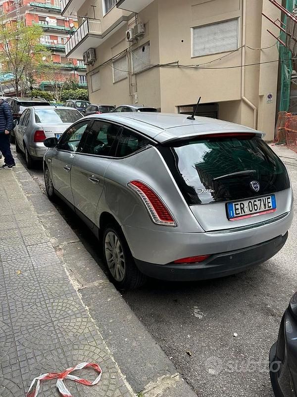 Usata Lancia Delta 120 CV (88 kW) 2013 Grigio Utilitaria