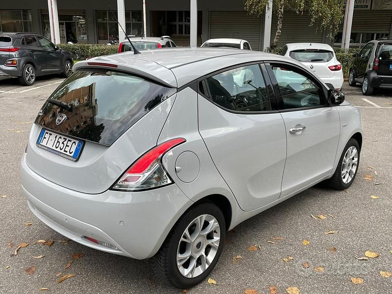 Usata Lancia Ypsilon Gold 69 CV (50 kW) 2019 Grigio Utilitaria