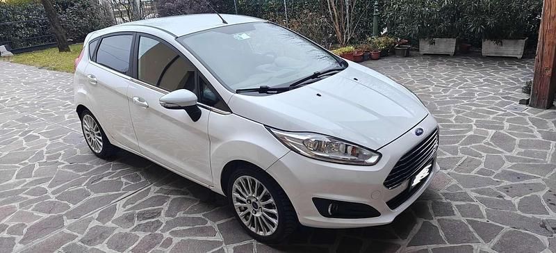 Usata Ford Fiesta Titanium 75 CV (55 kW) 2015 Bianco Berlina