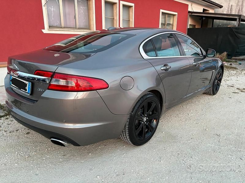 Usata Jaguar XF 240 CV (176 kW) 2011 Grigio Berlina