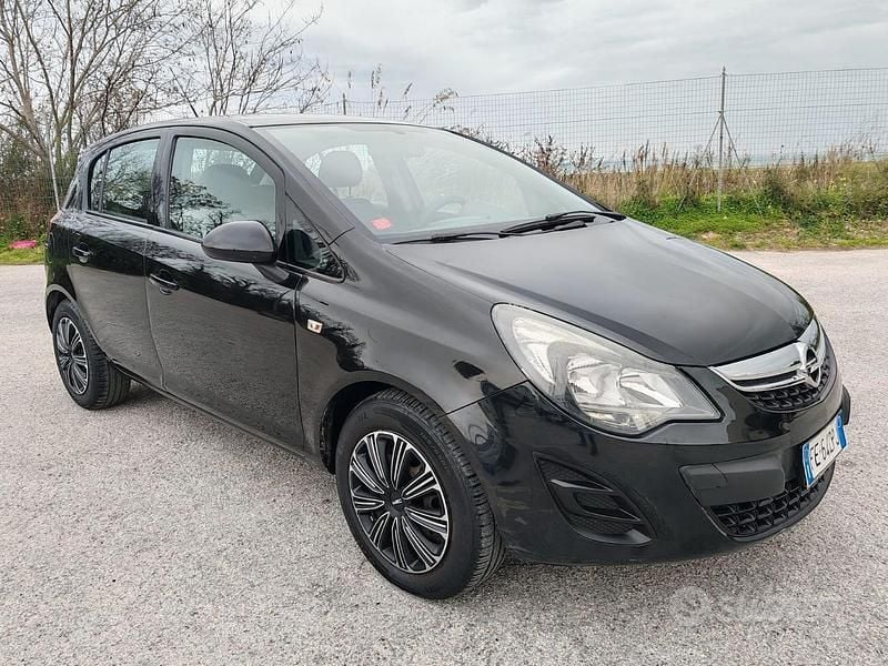 Nero Usata 2014 Opel Corsa Utilitaria | 4000 € (Buon prezzo) - Immagine 1/4