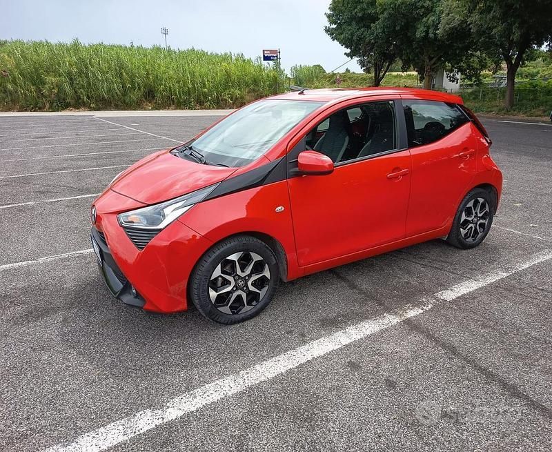 Usata Toyota Aygo 72 CV (52 kW) 2018 Rosso Utilitaria