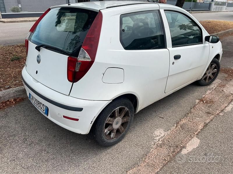 Usata Fiat Punto 80 CV (58 kW) 2004 Bianco Utilitaria