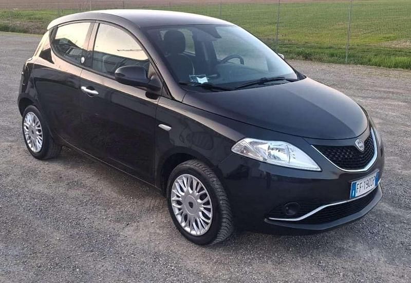 Nero Usata 2016 Lancia Ypsilon Platinum Due volumi | 7500 € (Buon prezzo) - Immagine 1/4