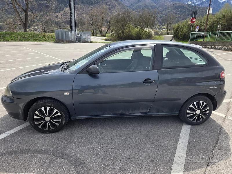 Usata Seat Ibiza 75 CV (55 kW) 2005 Grigio Utilitaria