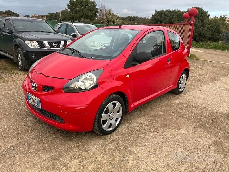 Usata Toyota Aygo Sol 67 CV (49 kW) 2008 Rosso Utilitaria