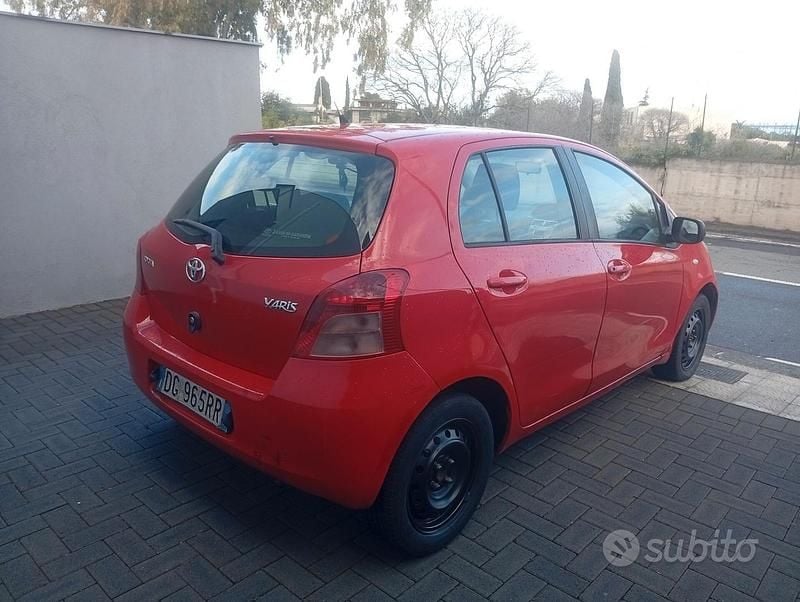 Usata Toyota Yaris Sol 69 CV (50 kW) 2007 Rosso Utilitaria