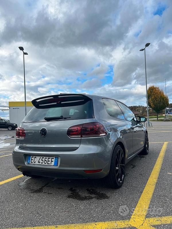 Grigio Usata 2011 VW Golf VI Due volumi | 6999 € (Buon prezzo) - Immagine 1/4