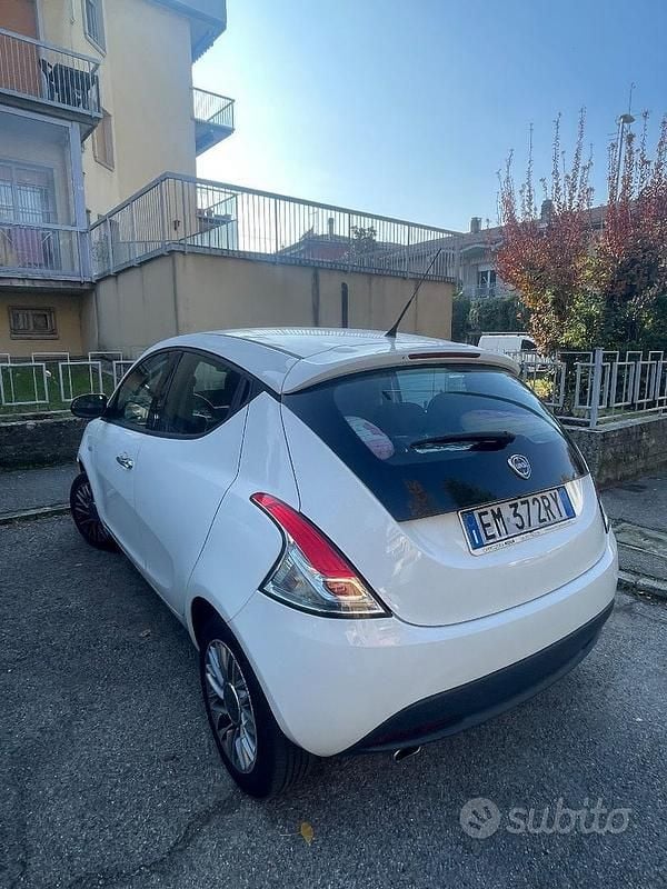 Usata Lancia Ypsilon 95 CV (69 kW) 2012 Bianco Utilitaria