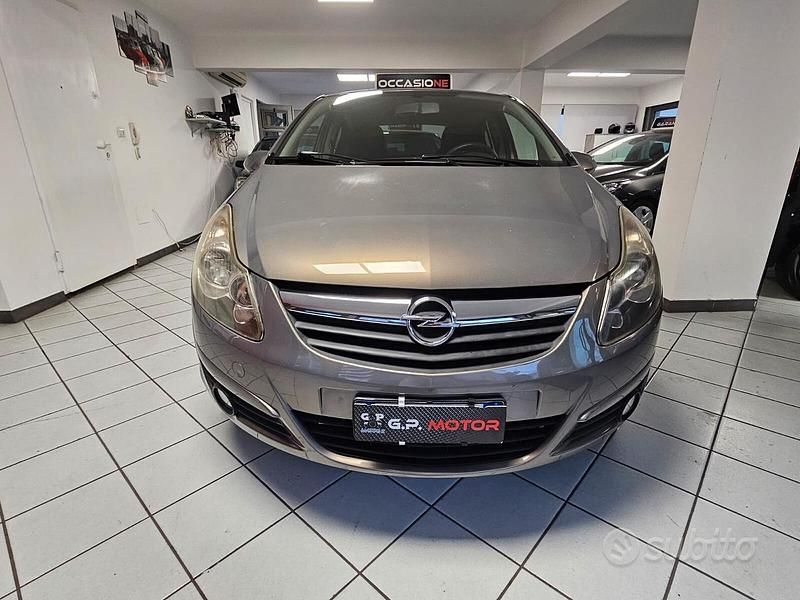 Usata Opel Corsa 85 CV (62 kW) 2011 Marrone Berlina