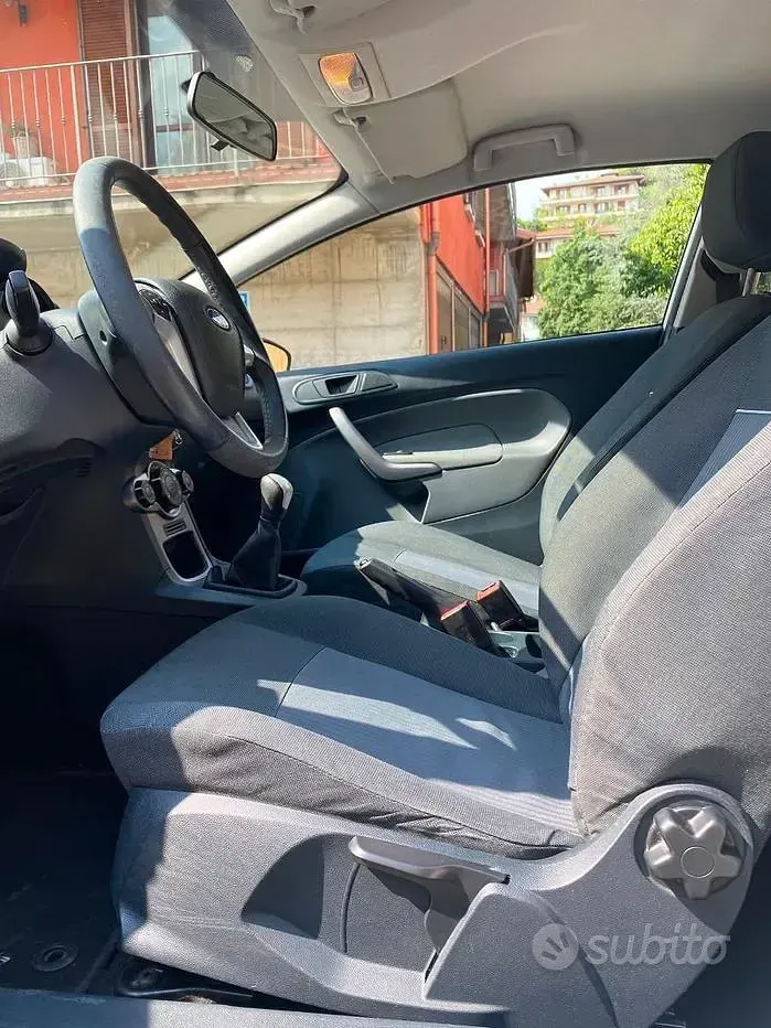 Usata Ford Fiesta 70 CV (51 kW) 2011 Bianco Berlina