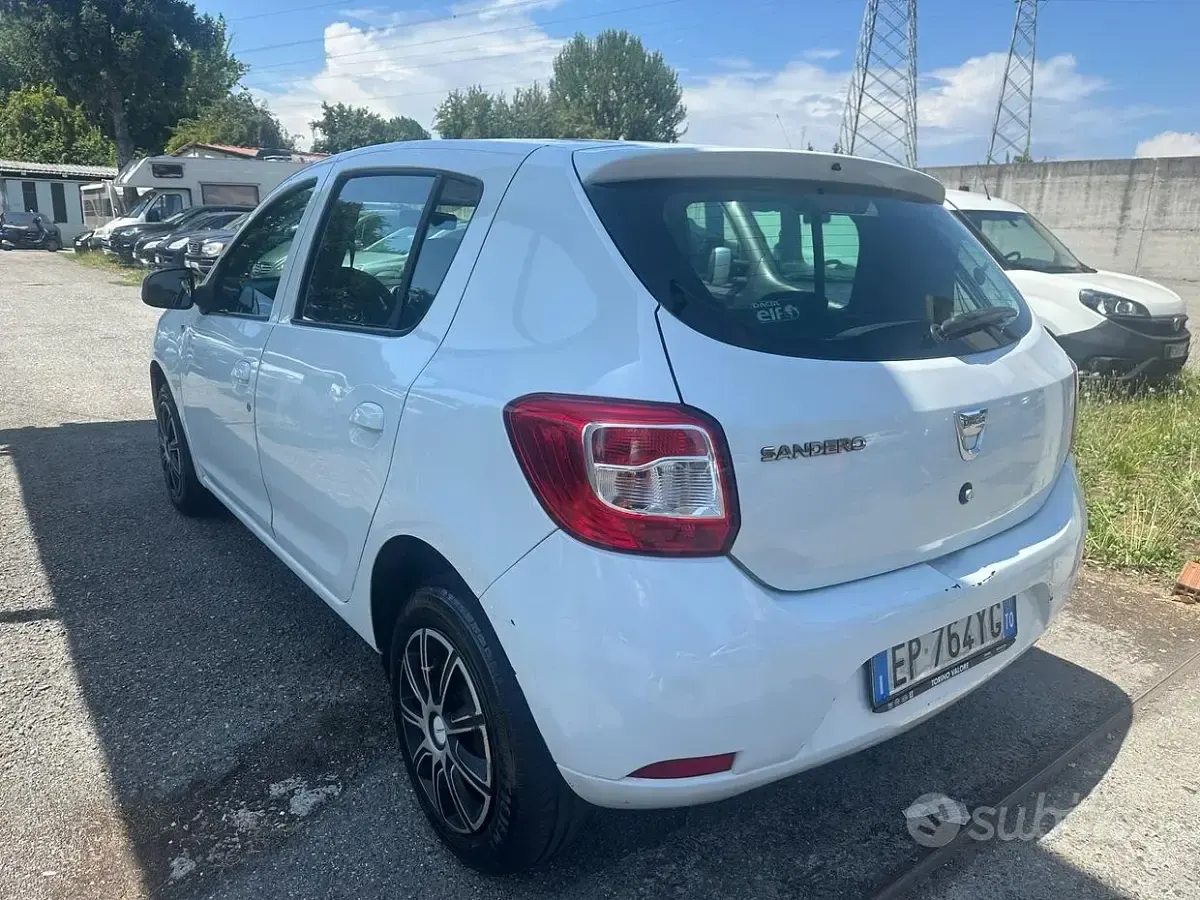 Usata Dacia Sandero Lauréate 75 CV (55 kW) 2013 Bianco Berlina