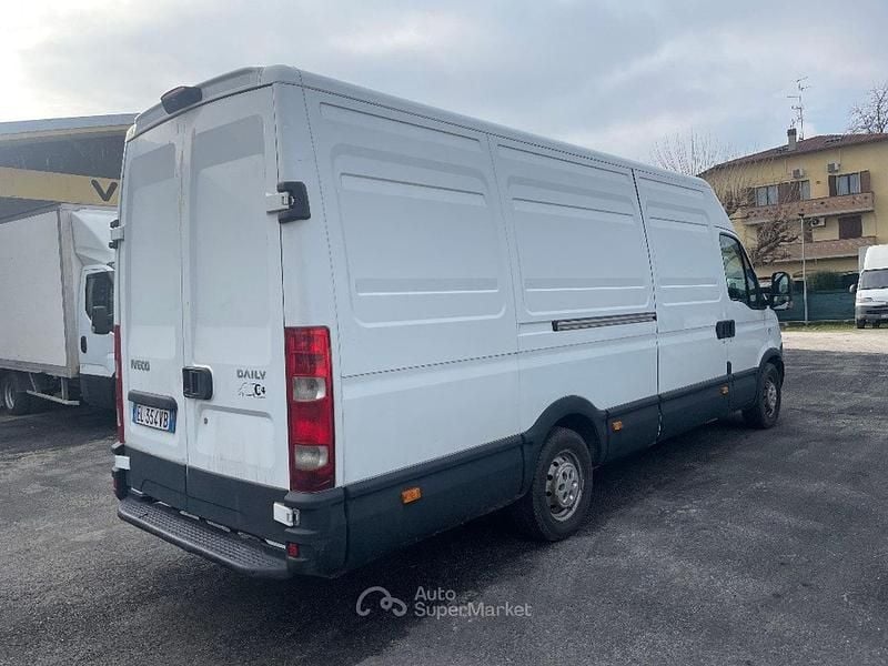 Usata Iveco Daily 150 CV (110 kW) 2012 Bianco Monovolume