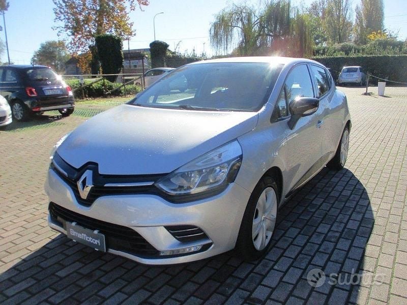 Argento Usata 2018 Renault Clio IV Tre volumi | 8700 € (Buon prezzo) - Immagine 1/4