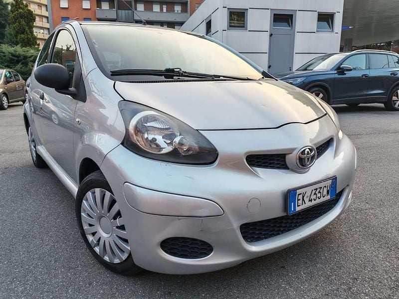 Usata Toyota Aygo 68 CV (50 kW) 2011 Argento Utilitaria