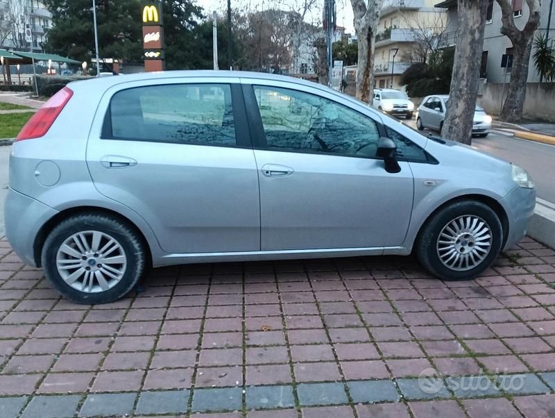 Usata Fiat Grande Punto Dynamic 90 CV (66 kW) 2006 Grigio Utilitaria