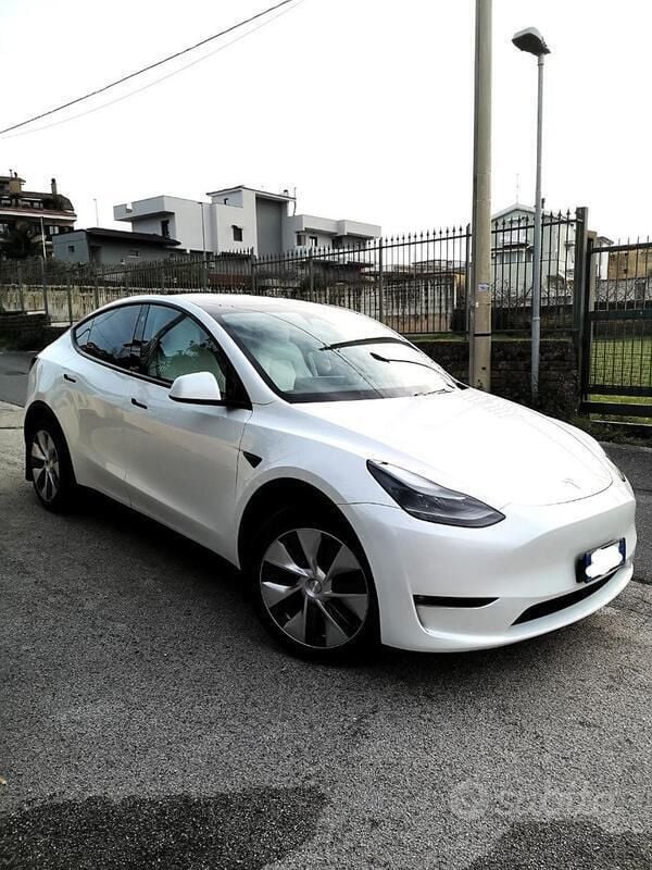 Bianco Usata 2023 Tesla Model Y Long Range SUV | 42.000 € (Buon prezzo) - Immagine 1/4