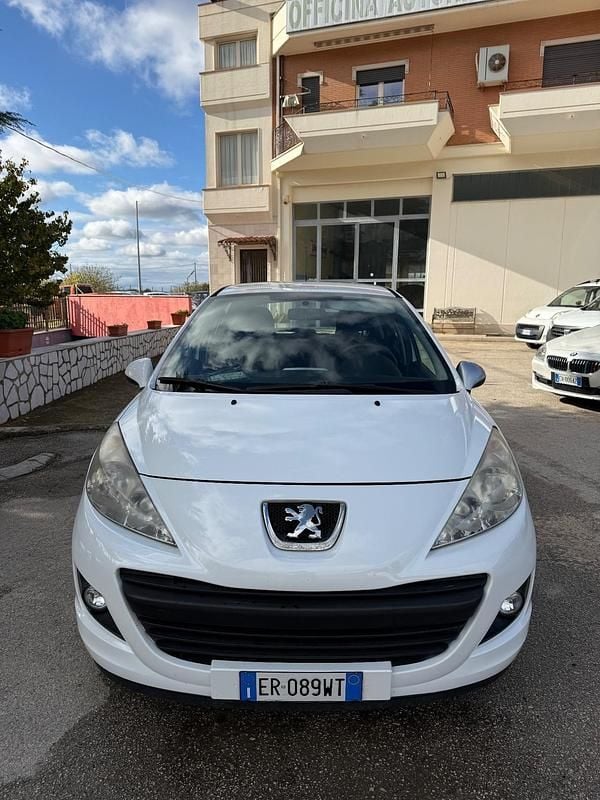 Bianco Usata 2013 Peugeot 207 Tre volumi | 3999 € (Buon prezzo) - Immagine 1/4