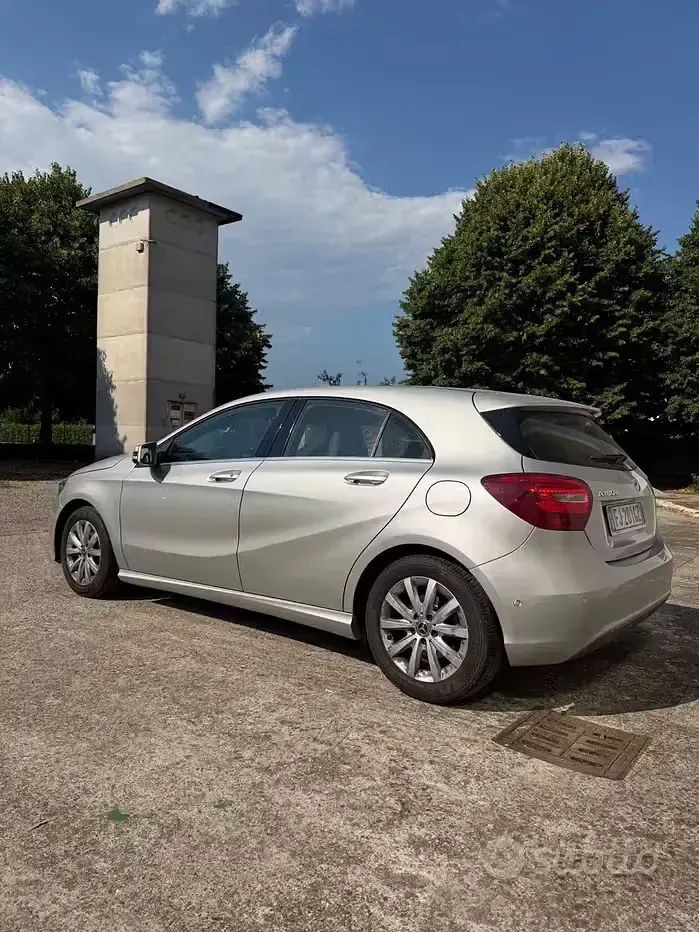 Usata Mercedes A180 Business 109 CV (80 kW) 2017 Grigio Utilitaria