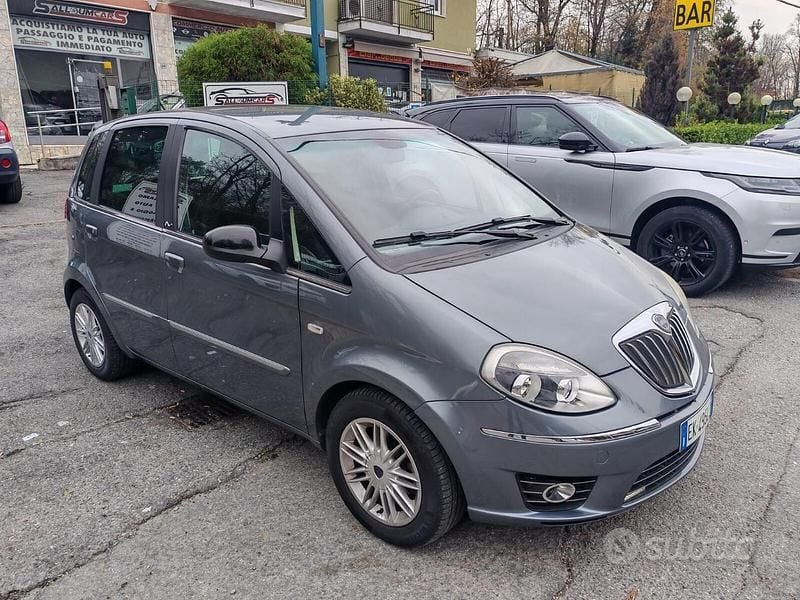 Usata Lancia Musa S 95 CV (69 kW) 2012 Grigio Monovolume