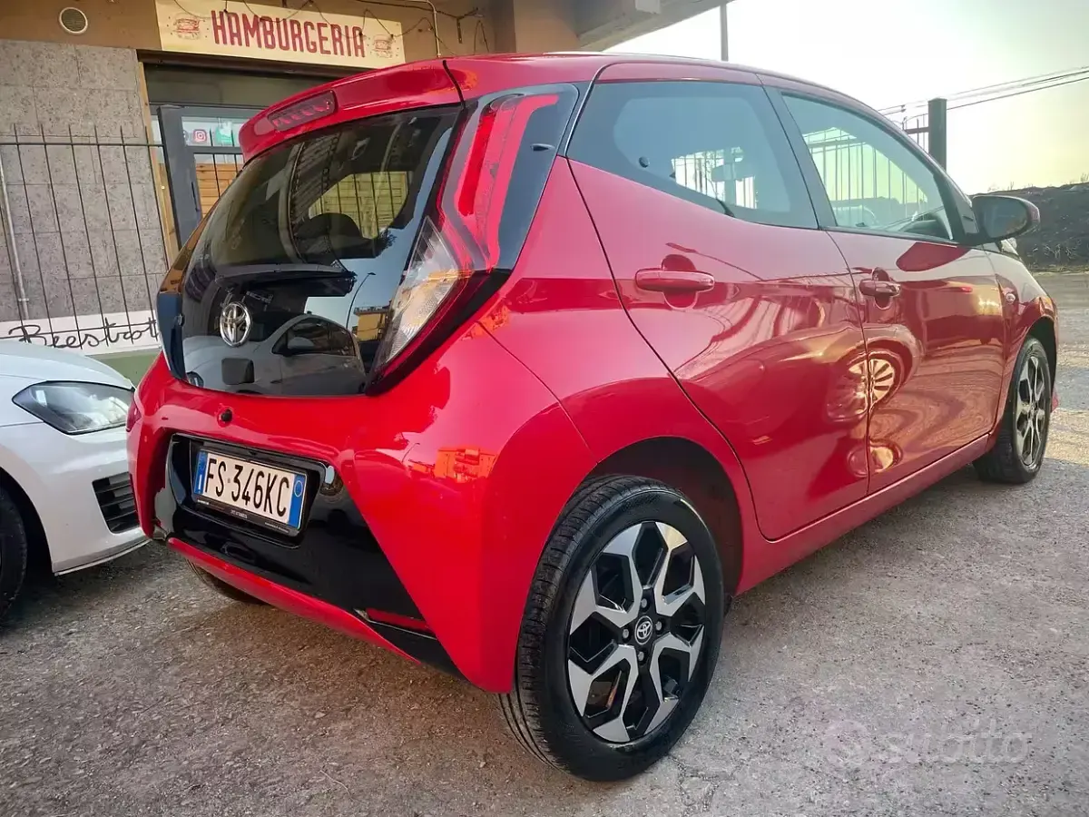 Usata Toyota Aygo 72 CV (52 kW) 2018 Rosso Utilitaria