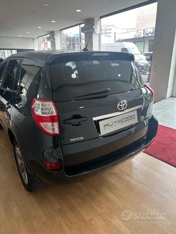 Usata Toyota RAV4 150 CV (110 kW) 2011 Nero SUV