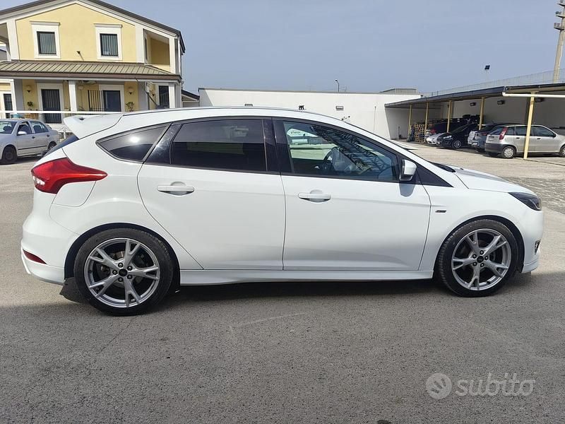 Usata Ford Focus ST-Line 120 CV (88 kW) 2016 Bianco Berlina