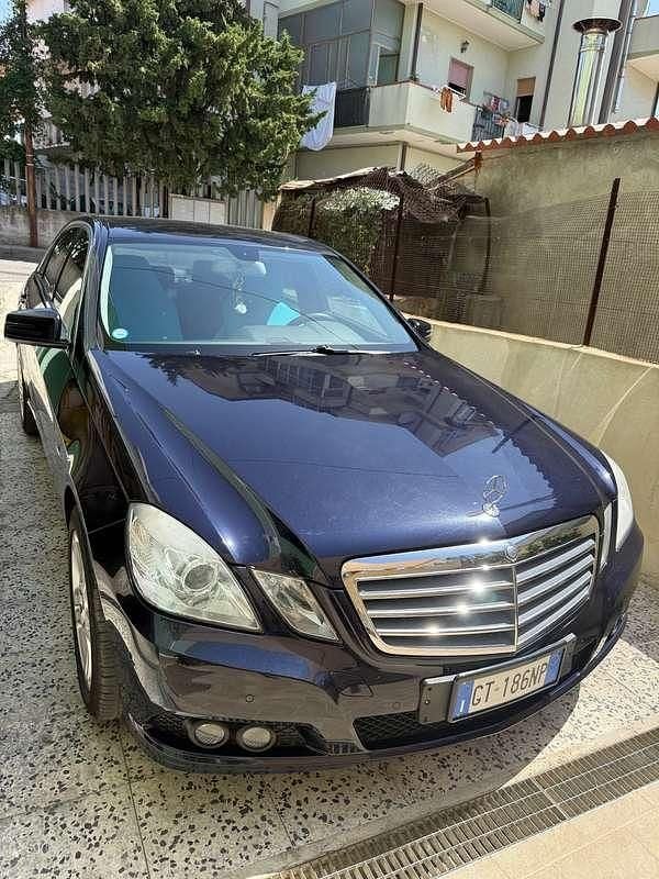 Blu/azzurro Usata 2009 Mercedes E200 Elegance Tre volumi | 7800 € (Super prezzo) - Immagine 1/4