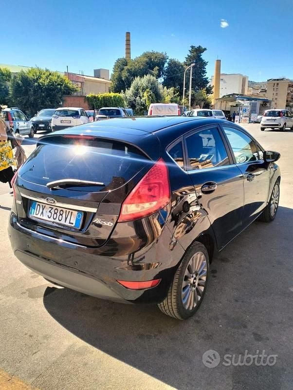 Usata Ford Fiesta Titanium 53 CV (38 kW) 2010 Nero Utilitaria