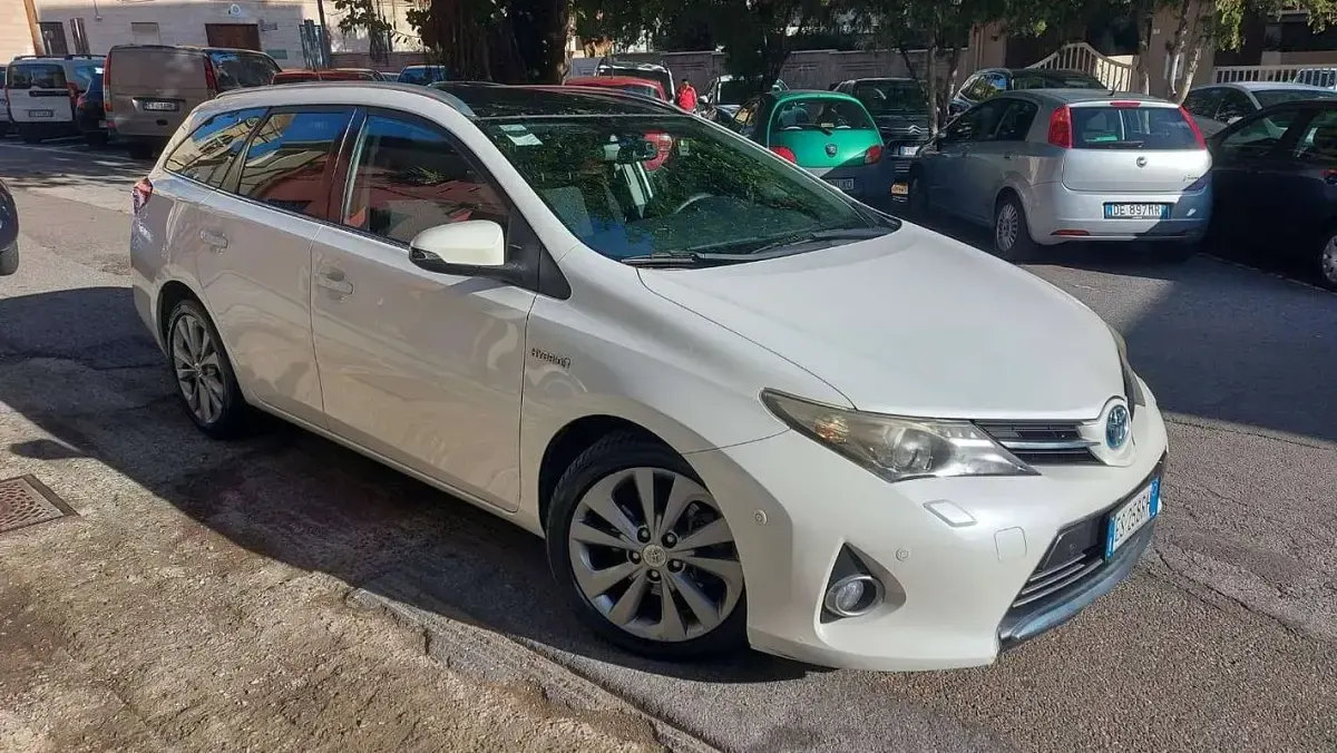 Usata Toyota Auris Hybrid Lounge 99 CV (72 kW) 2013 Bianco Station wagon