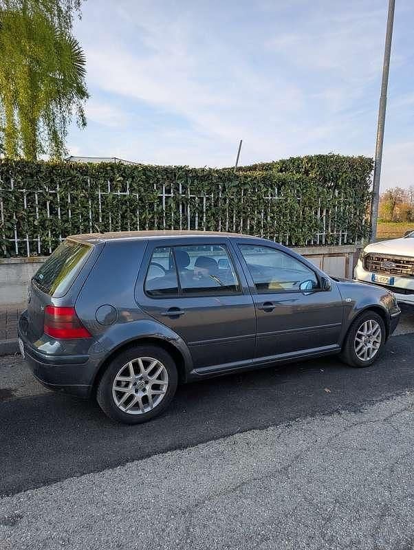 Usata VW Golf IV Highline 105 CV (77 kW) 2002 Berlina
