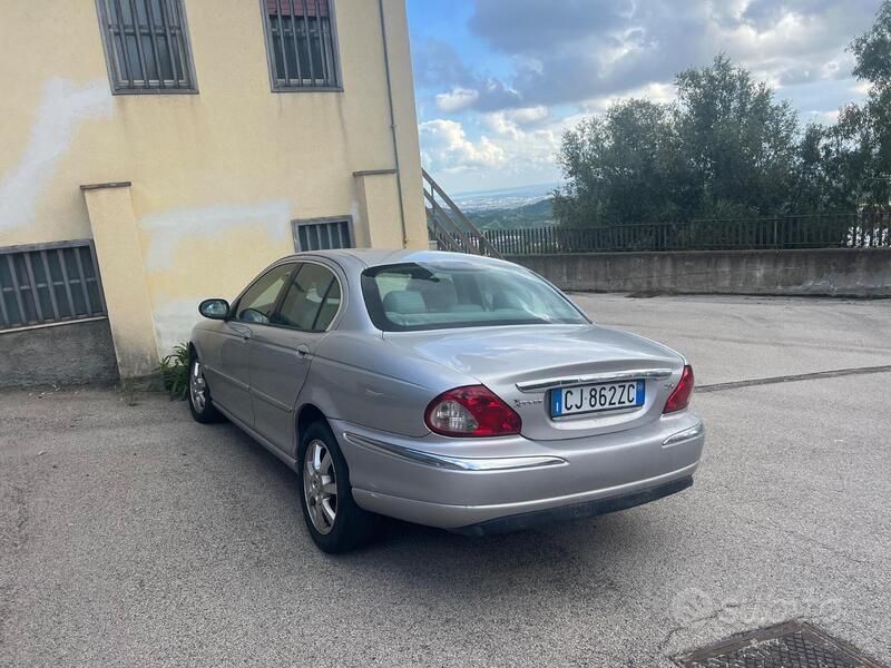 Usata Jaguar X-type Executive 131 CV (96 kW) 2004 Grigio Berlina