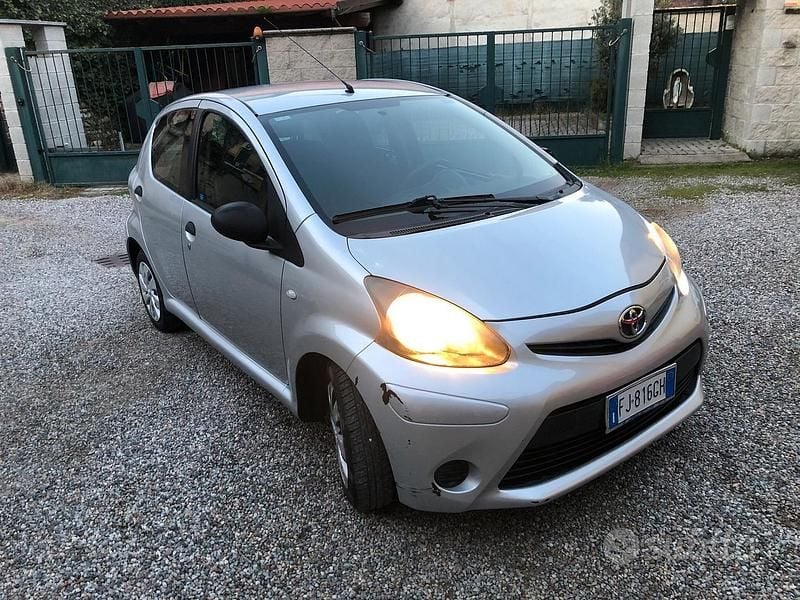 Grigio Usata 2014 Toyota Aygo Due volumi | 3500 € (Super prezzo) - Immagine 1/4