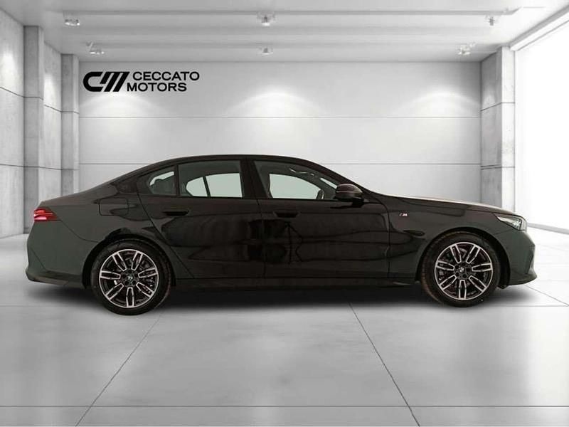 Nuova BMW 520 M Sport 208 CV (152 kW) 2025 Black sapphire metallizzato Berlina
