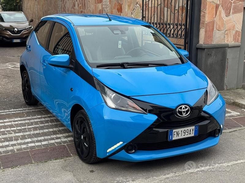 Usata Toyota Aygo Cool 72 CV (52 kW) 2018 Blu Utilitaria