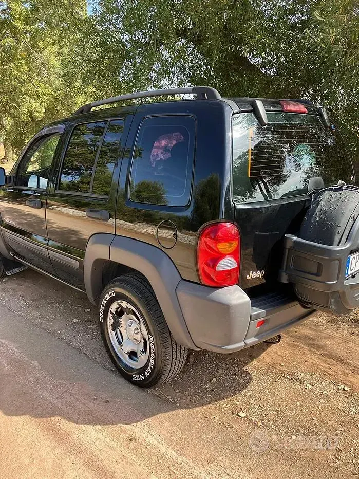 Usata Jeep Cherokee 143 CV (105 kW) 2004 Nero SUV