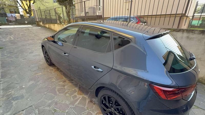 Käytetty Seat Leon FR 131 HP (96 kW) 2020 Harmaa Sedan