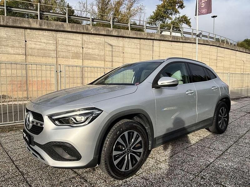 Usata Mercedes GLA200 150 CV (110 kW) 2020 Argento SUV