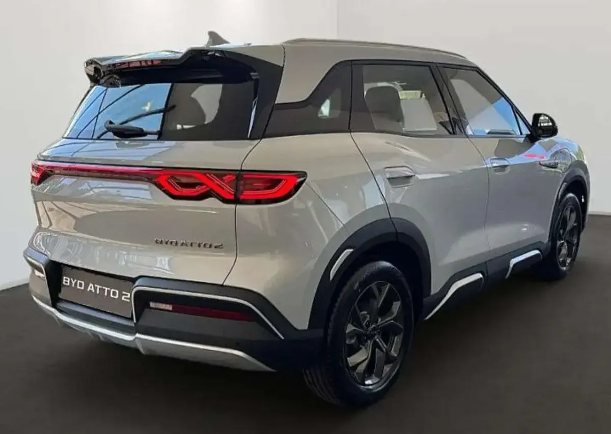 Nuova BYD Atto 2 Boost 212 CV (155 kW) 2026 Skiing white SUV