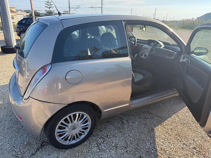 Gebraucht Lancia Ypsilon 77 PS (56 kW) 2007 Grau Kleinwagen