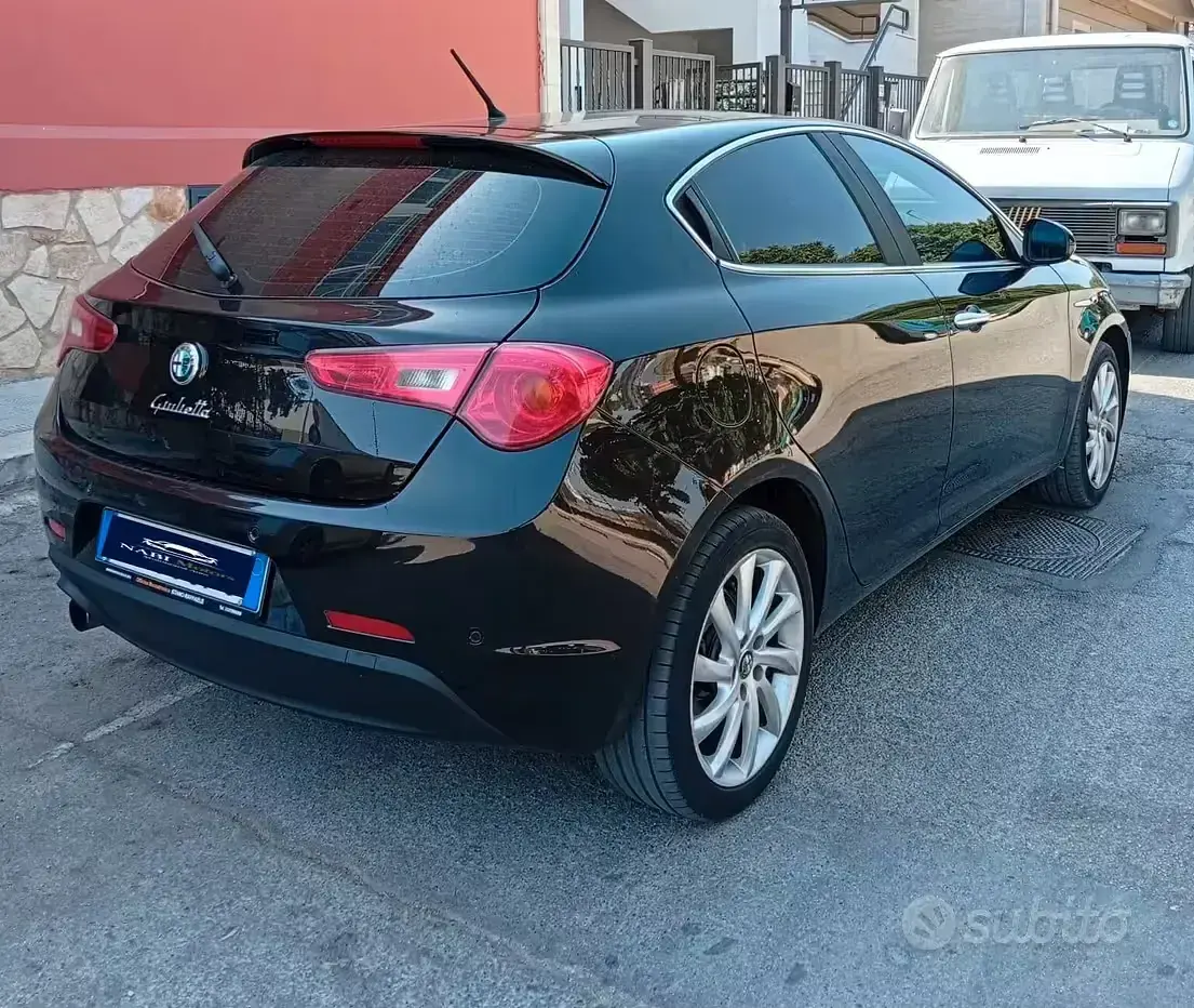 Usata Alfa Romeo Giulietta Exclusive 105 CV (77 kW) 2011 Nero Utilitaria