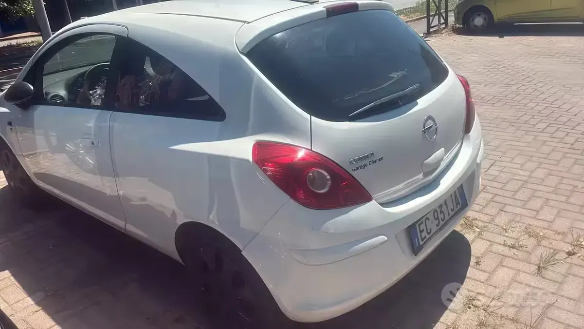 Usata Opel Corsa 65 CV (47 kW) 2010 Bianco Utilitaria