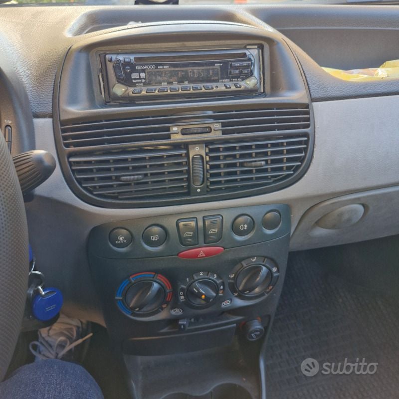 Usata Fiat Punto 80 CV (58 kW) 2003 Grigio Utilitaria