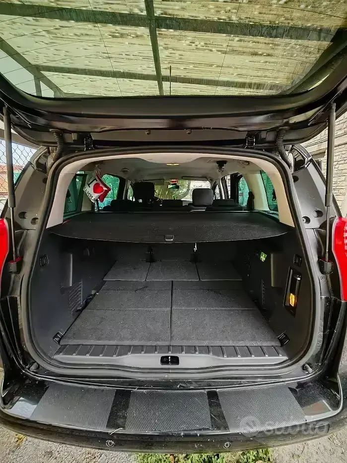 Usata Peugeot 5008 Family 112 CV (82 kW) 2011 Nero Monovolume