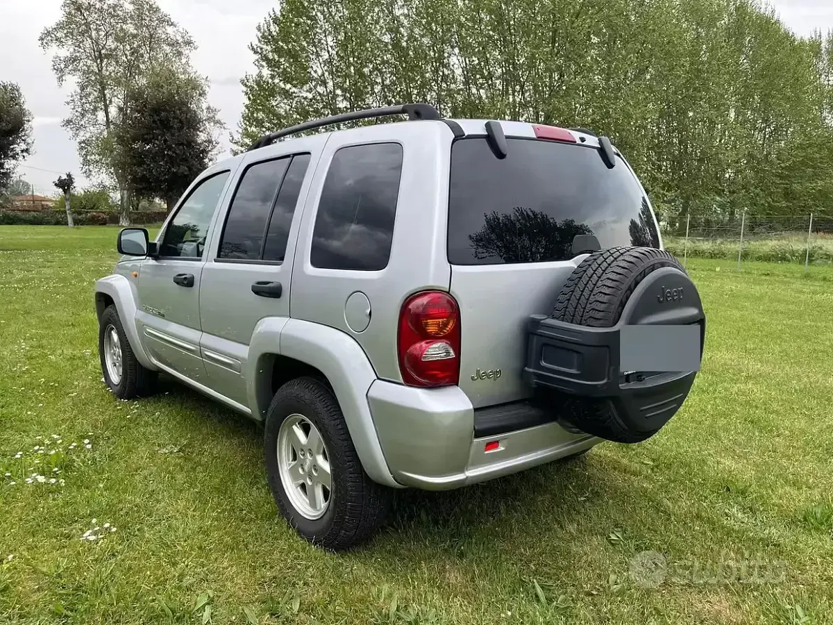 Usata Jeep Cherokee 163 CV (119 kW) 2004 Grigio SUV