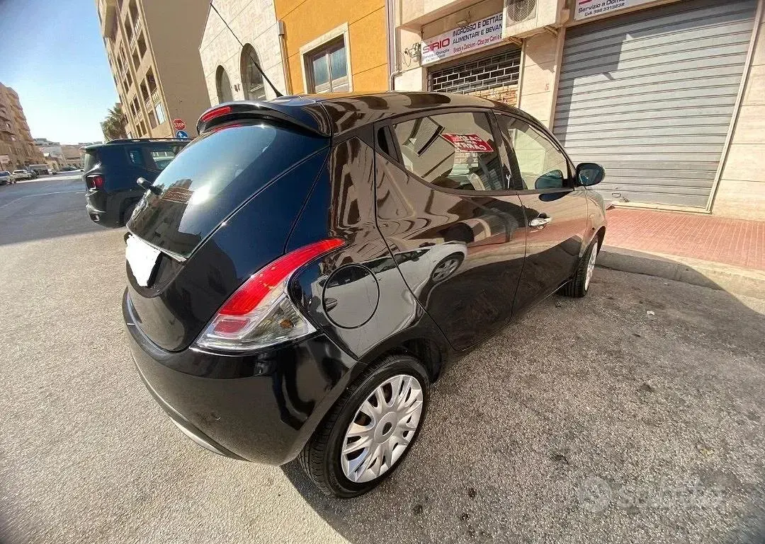 Usata Lancia Ypsilon Gold 95 CV (69 kW) 2015 Nero Utilitaria