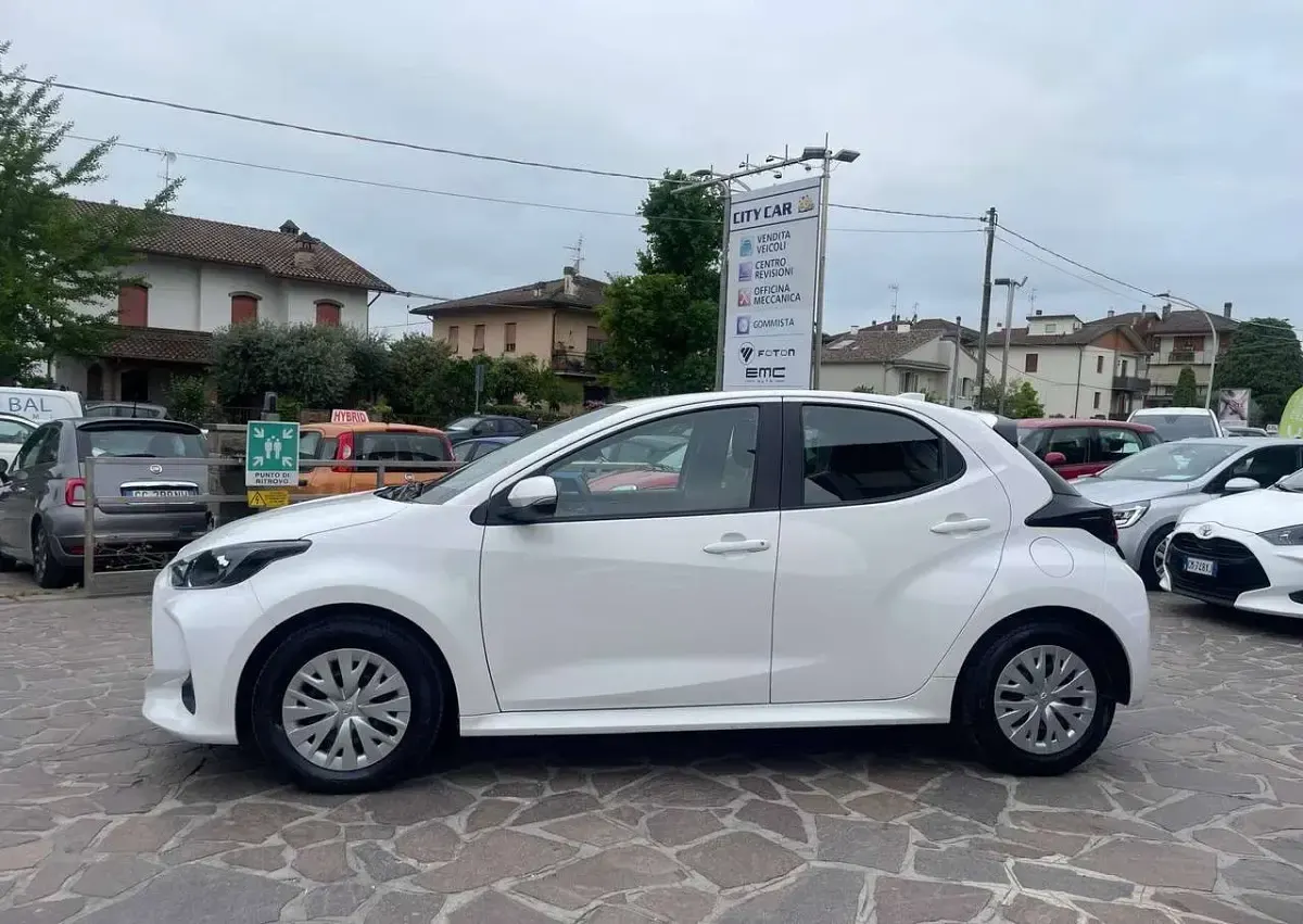 Usata Toyota Yaris Hybrid Active 92 CV (67 kW) 2023 Bianco Berlina