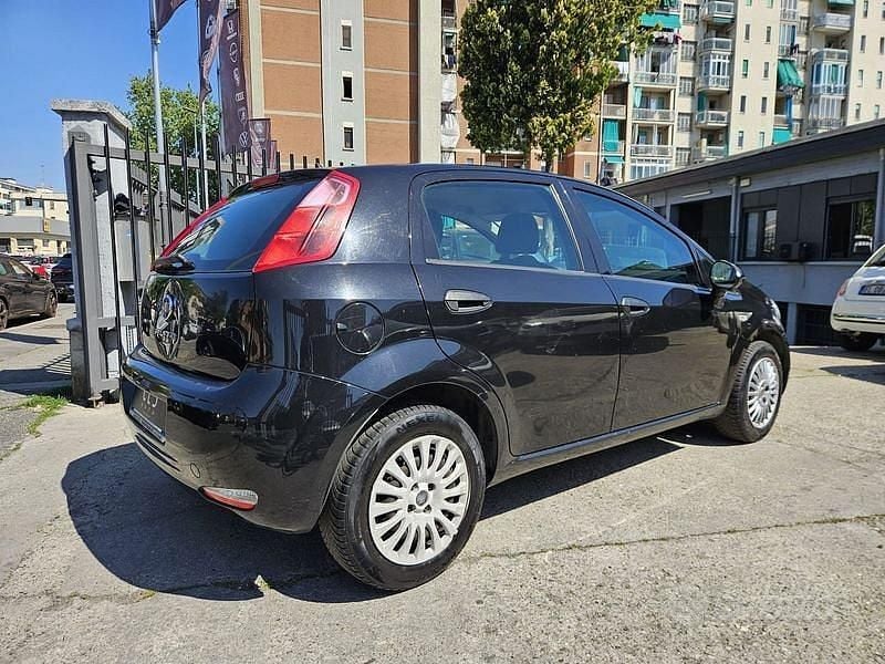 Usado Fiat Punto Easy 77 CV (56 kW) 2016 Negro Utilitario