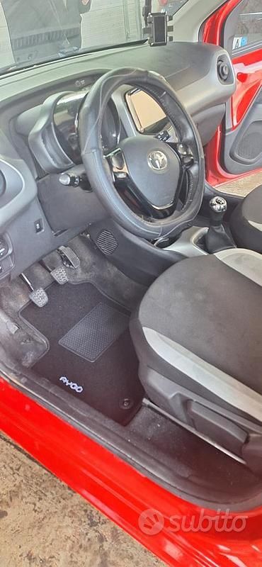 Usata Toyota Aygo 69 CV (50 kW) 2017 Rosso Utilitaria