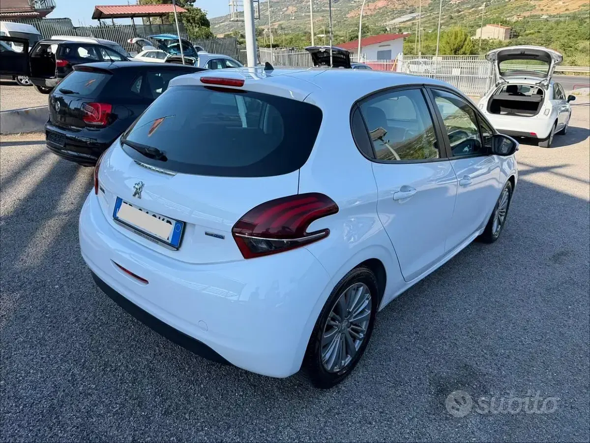 Usata Peugeot 208 Allure 75 CV (55 kW) 2016 Bianco Utilitaria